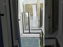 Ecrã de chuveiro de vidro temperado versátil e prático para vários ambientes